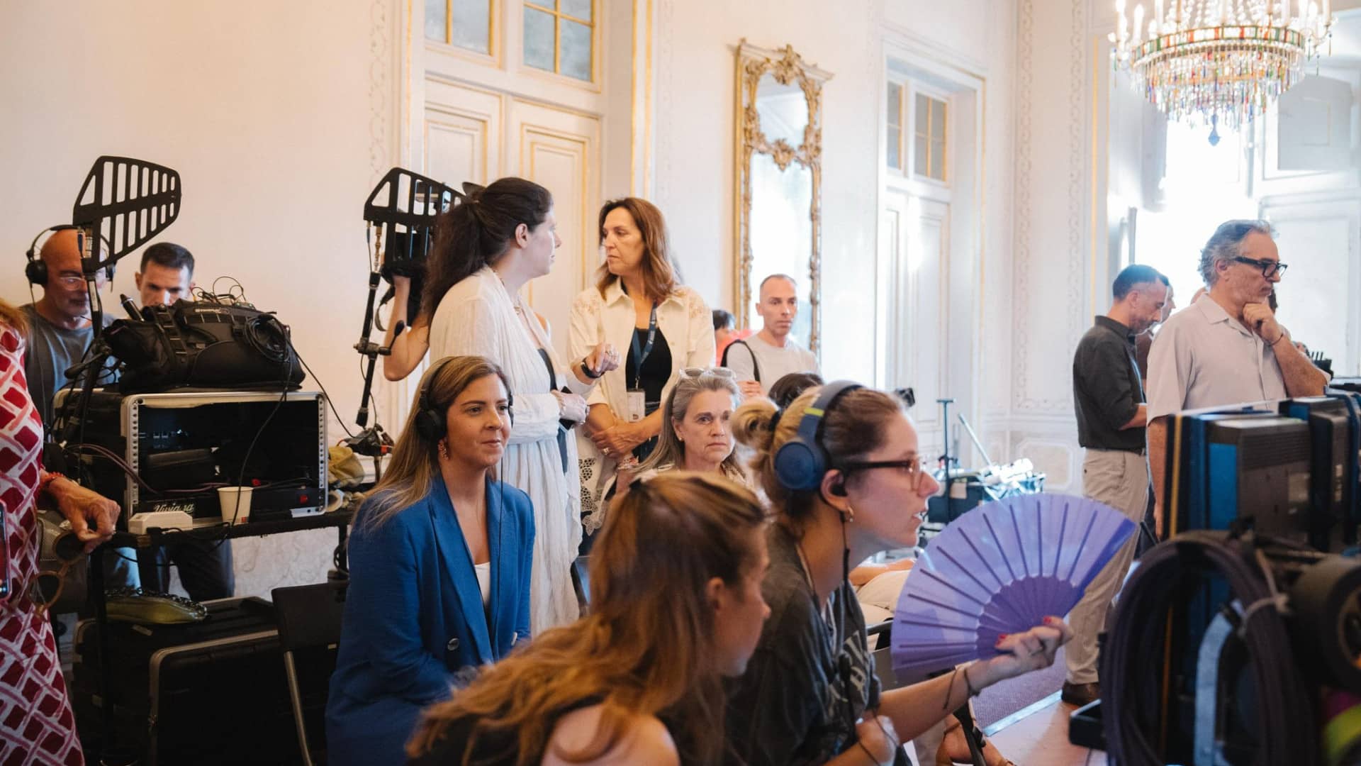 "Enthousiasme". La ministre visite les tournages de la série 'Marquesa de Alorna'.