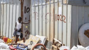 Expulsés dans un quartier de Loures vont passer la nuit sous des tentes et à l'église.