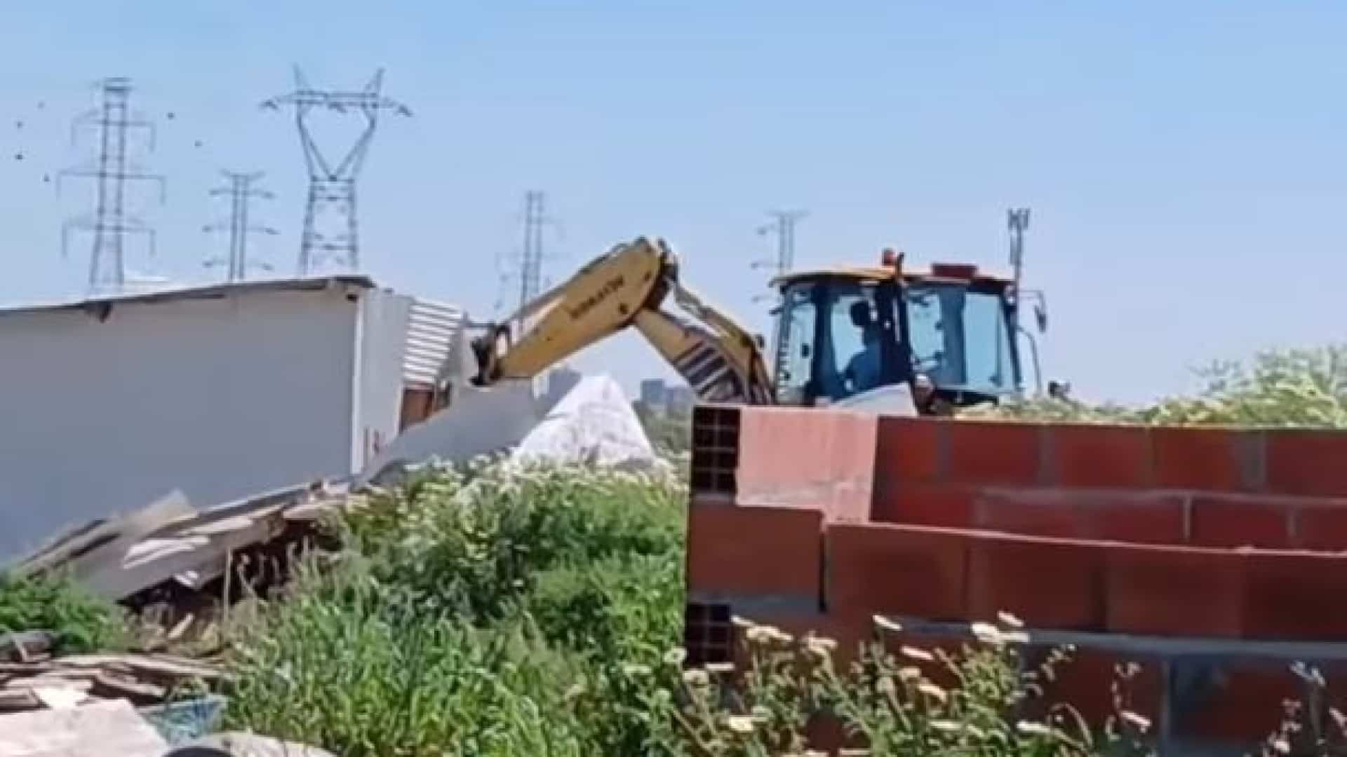 Expulsés par des démolitions à Loures dorment "à la belle étoile"