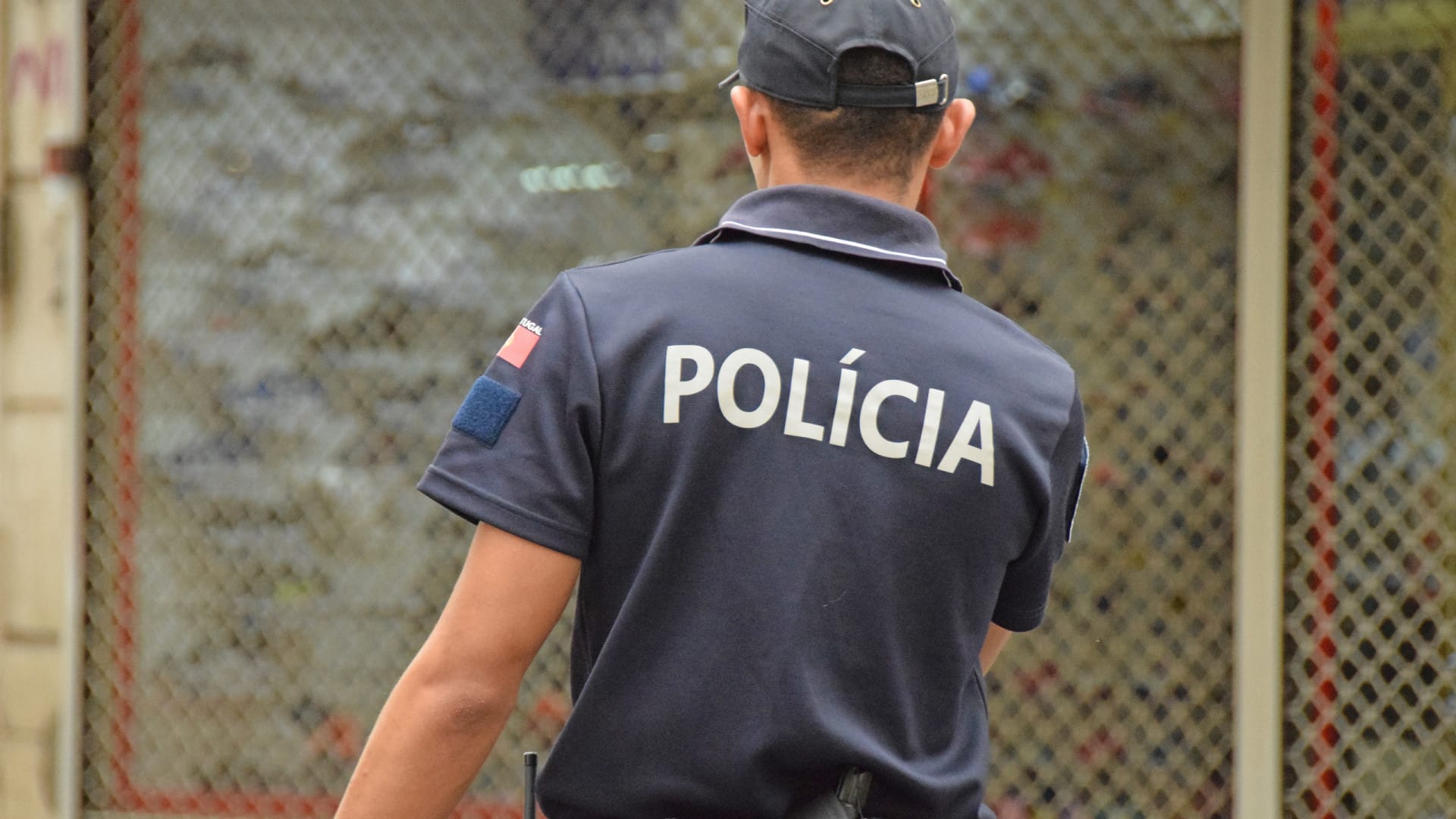 Faux policier attrapé par la PSP. Il portait un uniforme et avait un faux badge.