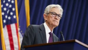 Fed défend l'indépendance des banques centrales face aux gouvernements.