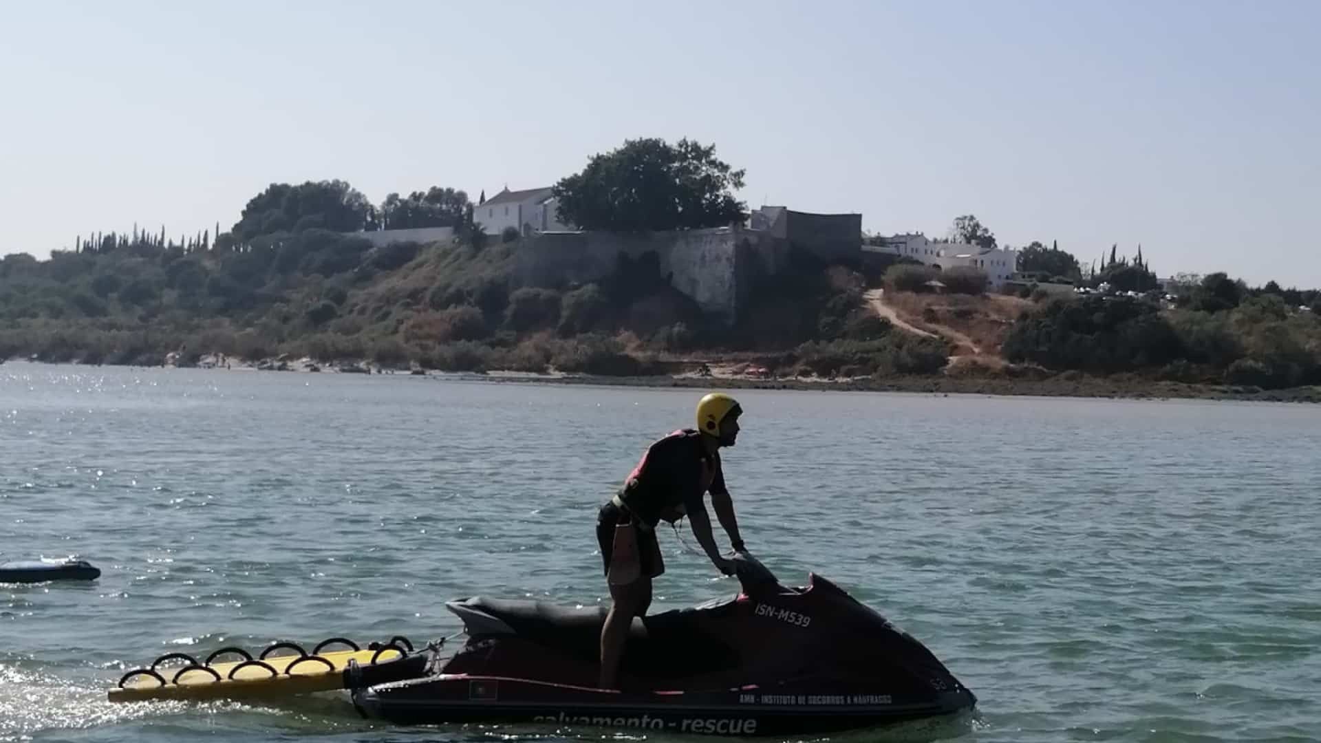 Femme secourue à la Barra de Cacela Velha. La baignade est déconseillée.