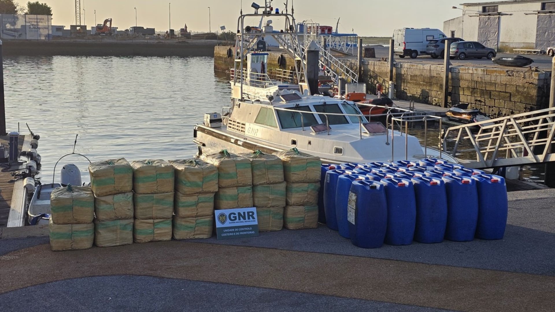 GNR saisit 1 500 kilos de haschich et un bateau dans la Ria Formosa.