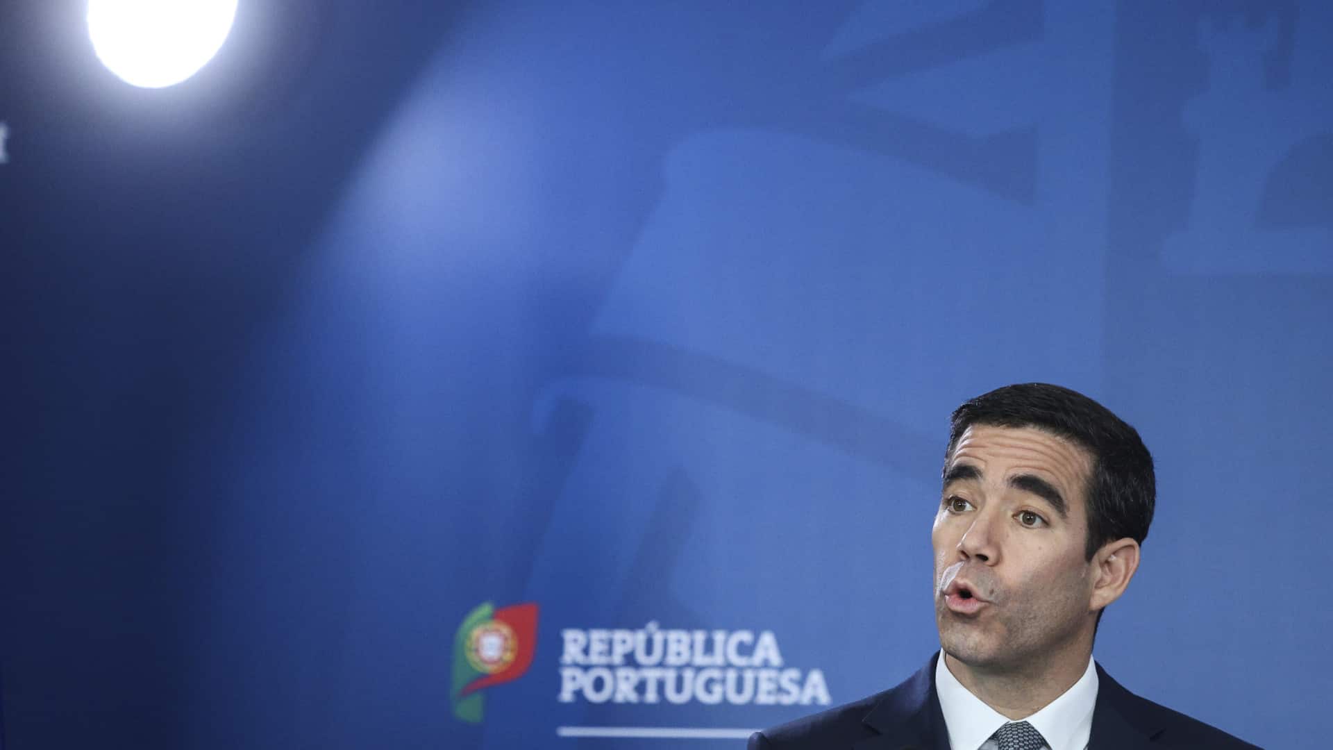 Gouvernement insiste sur le fait qu'il "n'y a aucune relation privilégiée" avec Chega ou PS.