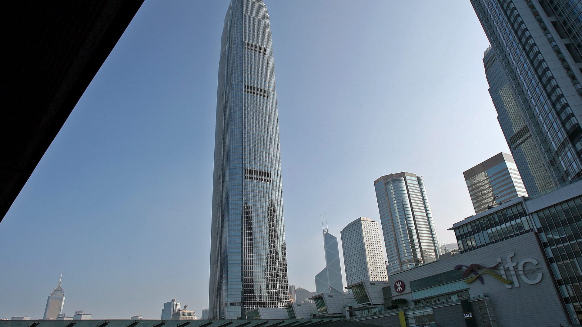 Hong Kong intervient pour défendre la parité de la monnaie locale face au dollar.