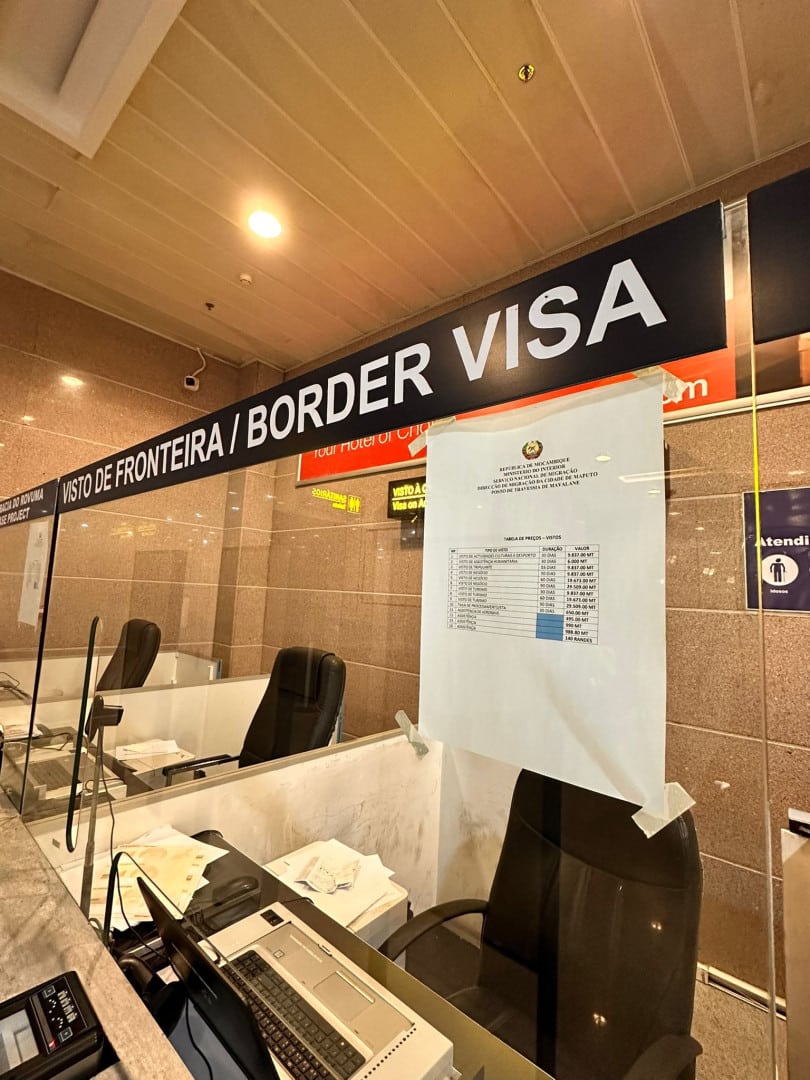 Humoristes nient avoir tenté d'entrer au Mozambique avec un visa de touriste.