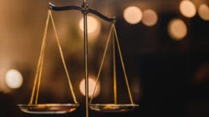 Il extorquait de fausses dettes aux commerçants de Madère. Il reste en détention provisoire.