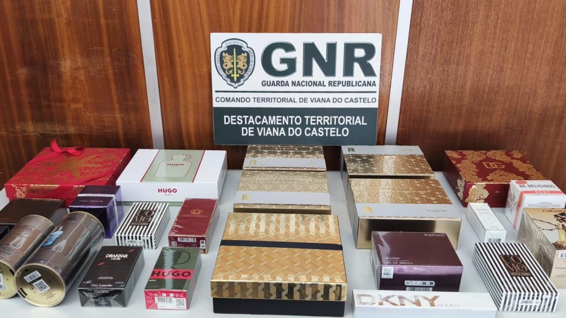 Il travaillait dans la distribution et gardait des commandes. La GNR saisit des parfums.