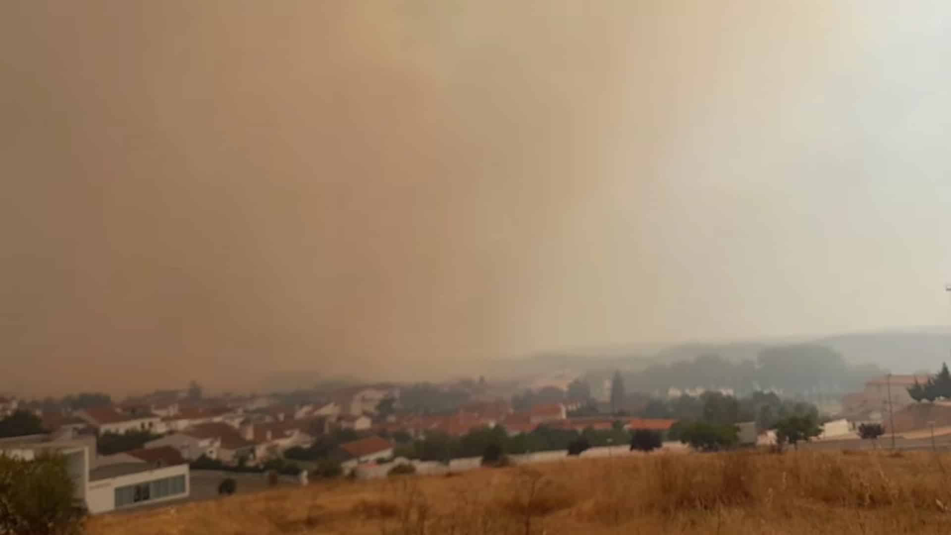 Incendie à Alandroal avec trois fronts et renforcement des moyens pour la nuit.