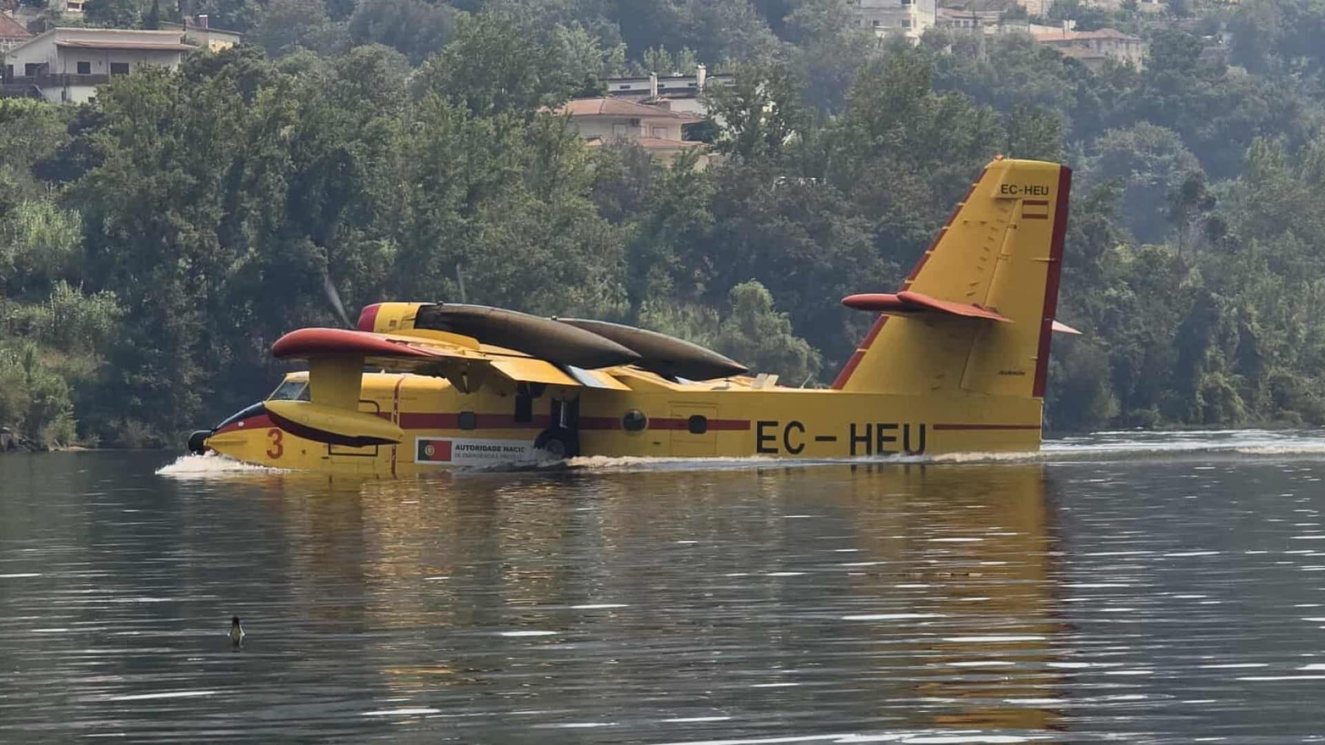 Incendie à Gondomar. Moyen aérien a amerri sur le Douro après une panne mécanique
