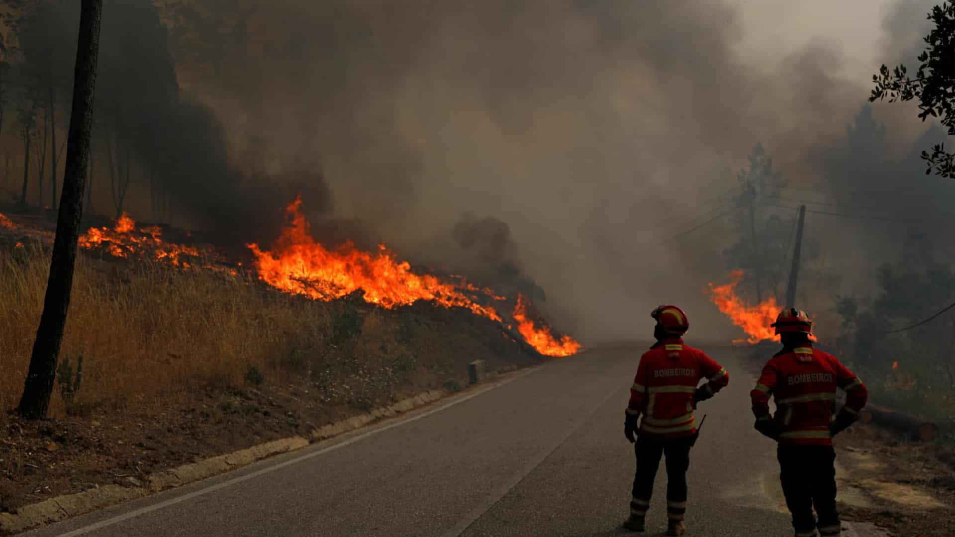 Incendie à Ponte da Barca s'approche d'un village dans le parc de Peneda-Gerês.
