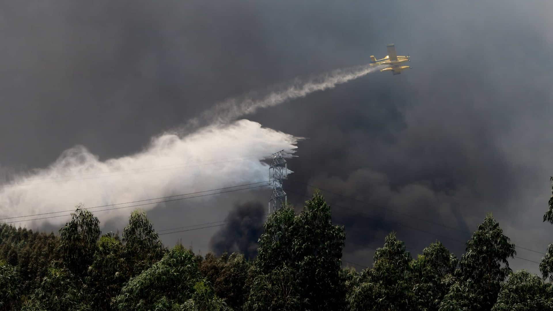 Incendies. Le gouvernement "prend des mesures pour garantir 76 moyens aériens"