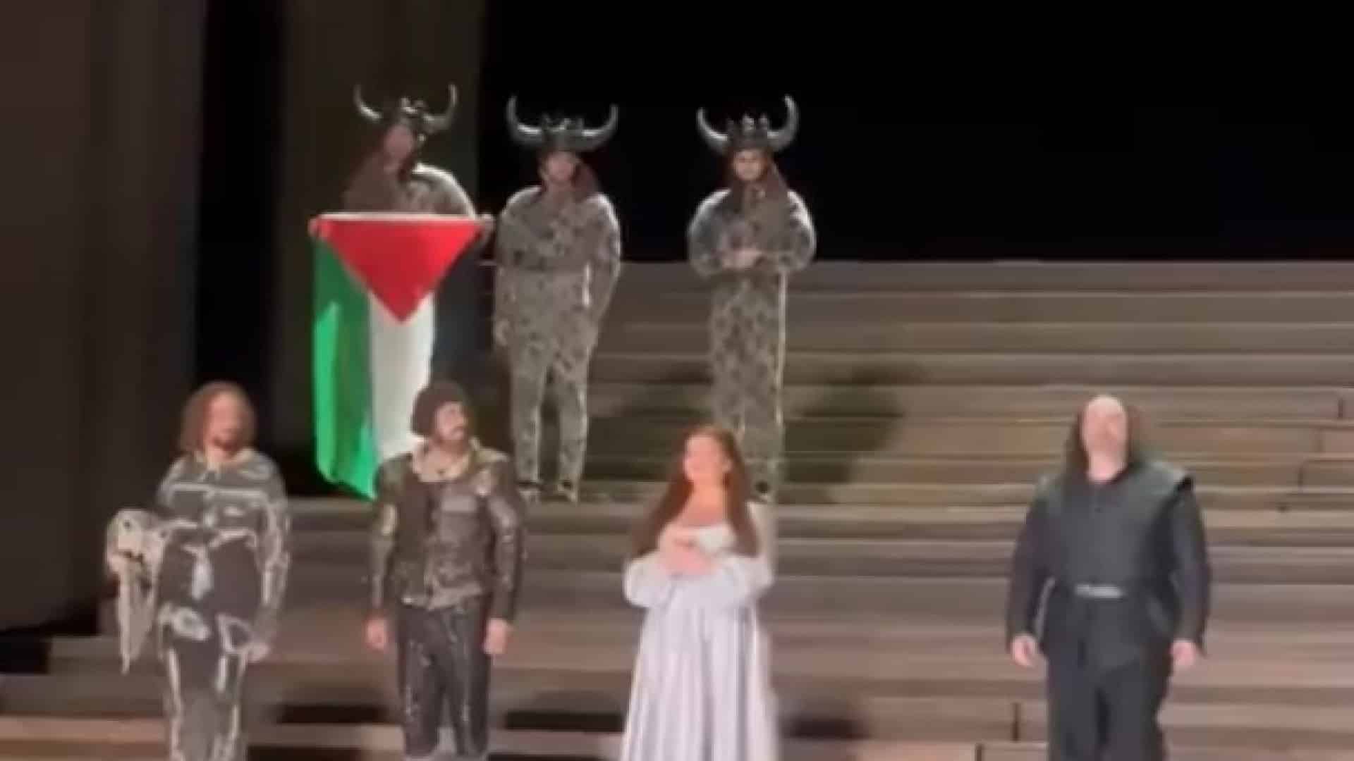 Interprète d'opéra à Londres monte sur scène avec le drapeau de la Palestine