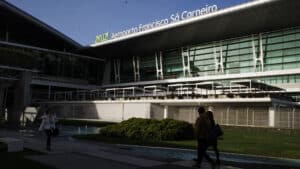 Israélien arrêté à Sá Carneiro pour crimes informatiques. Système alerté.