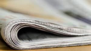 Jornal i passe en revue avec nouvelle direction et propriétaires.