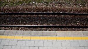 KPMG : La révision des prix rendrait possibles les contrats publics dans le secteur ferroviaire.