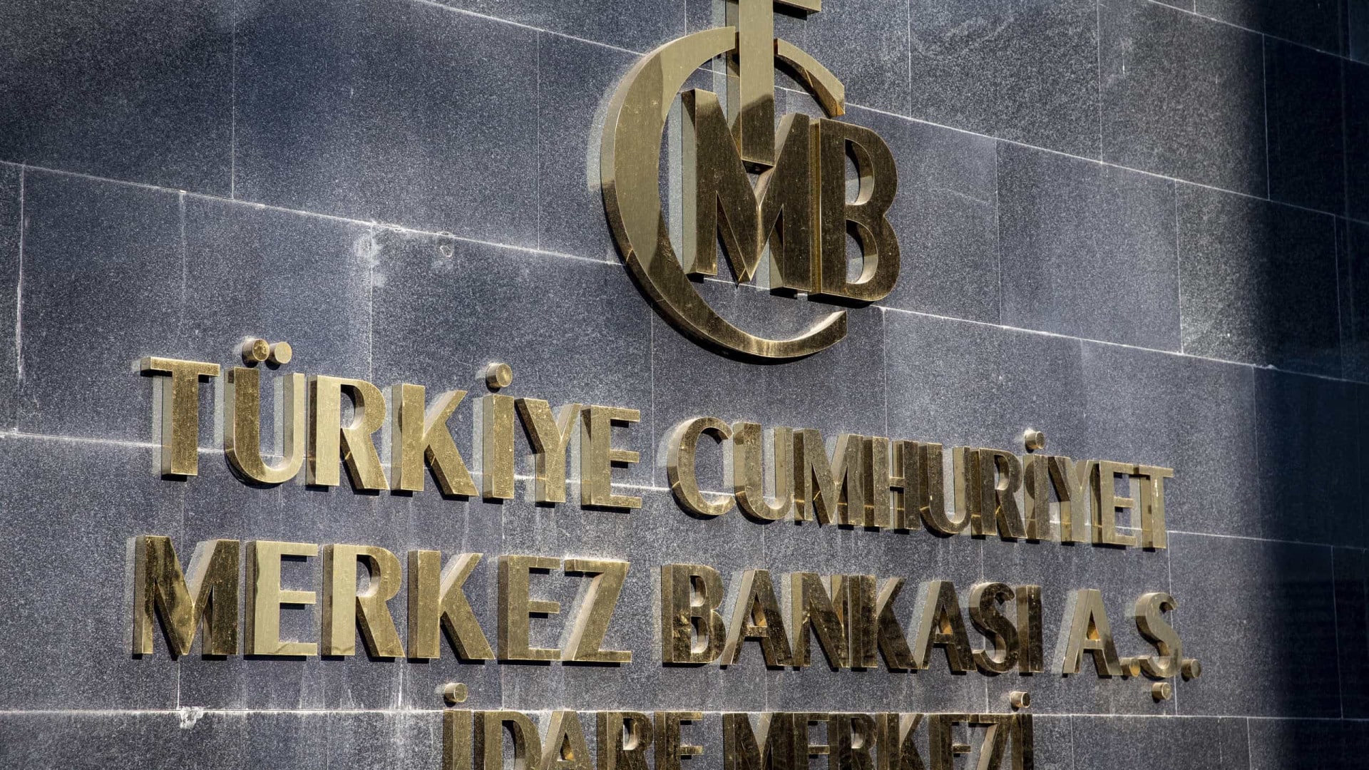 La Banque centrale de Turquie abaisse les taux directeurs de 300 points de base.