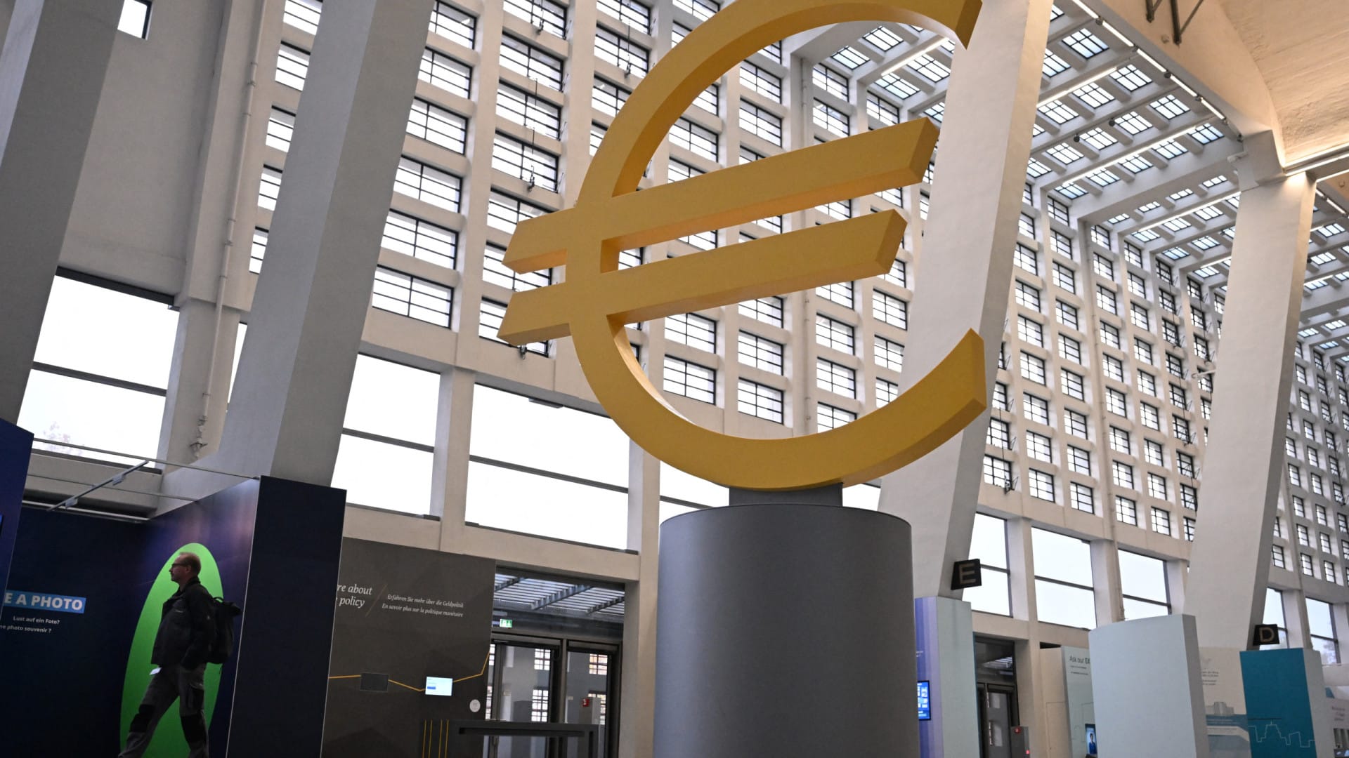 La Banque centrale européenne devrait maintenir les taux d'intérêt et n'effectuer des réductions qu'après l'été.