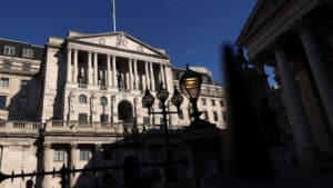 La Banque d'Angleterre prête à baisser les taux si le marché du travail ralentit.