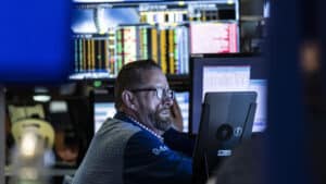La Bourse de New York ouvre en ordre dispersé après un accord sur les tarifs entre les États-Unis et l'UE.