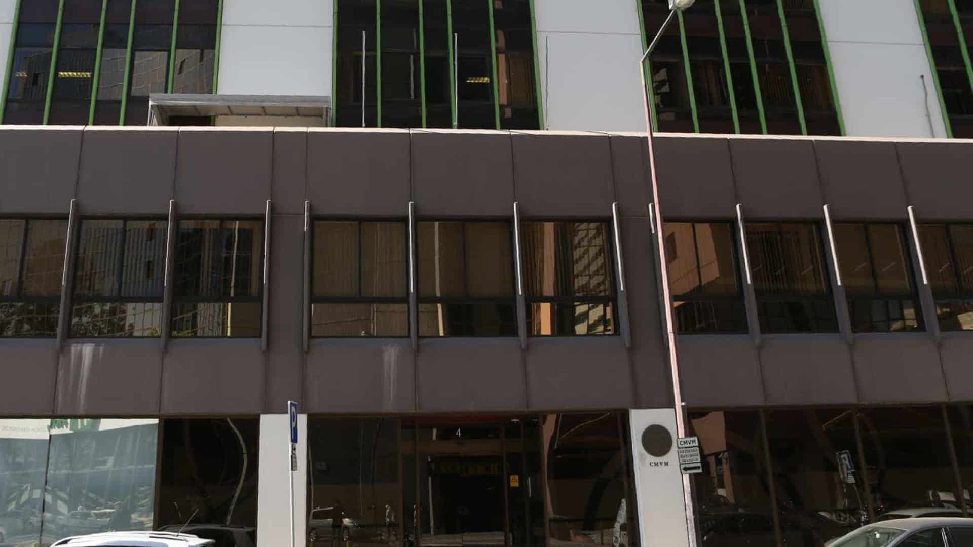 La CMVM inflige une amende de 175 000 euros dans cinq procédures d’infraction.