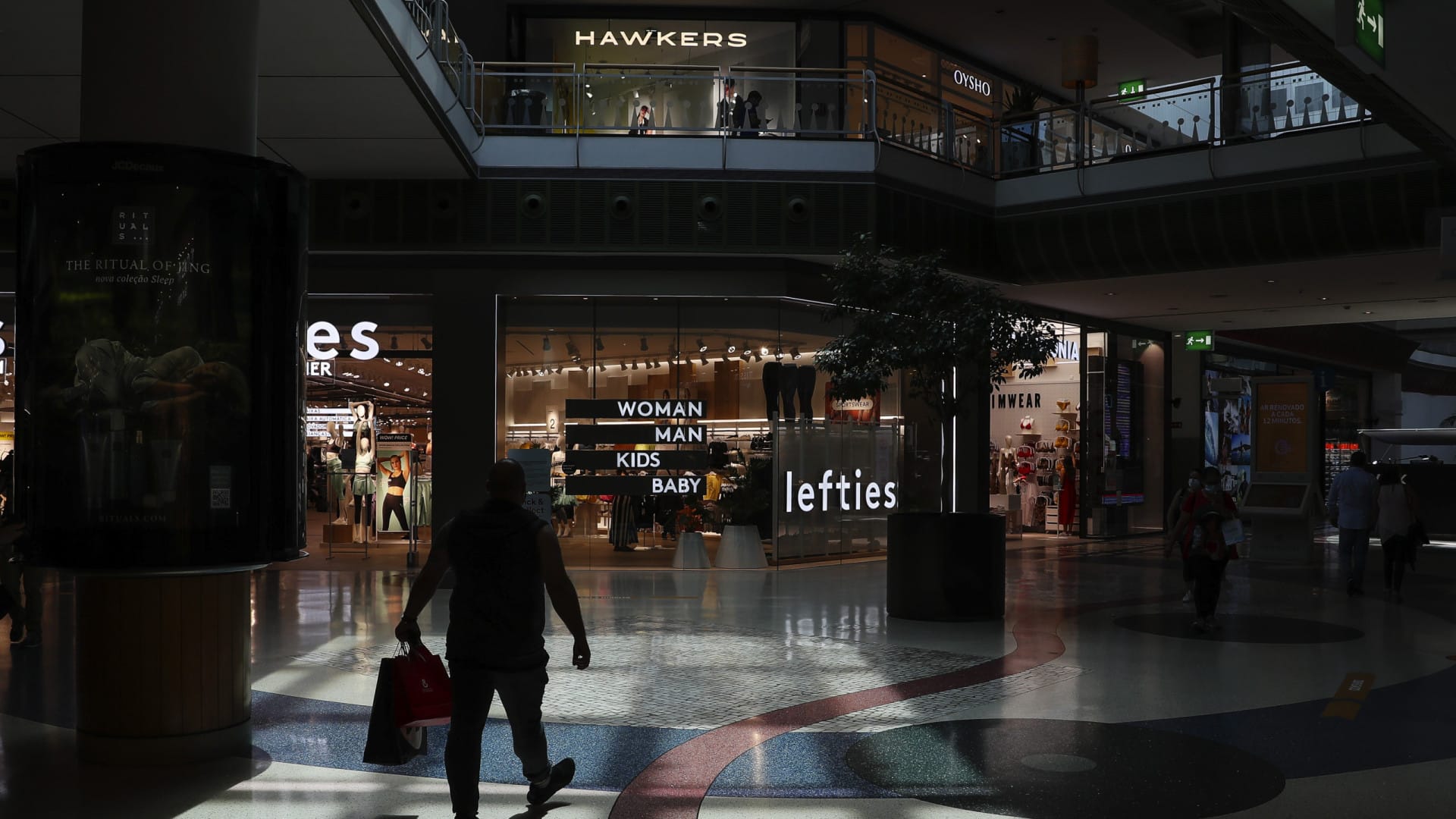 La confiance des consommateurs augmente et le climat économique se stabilise en juillet.