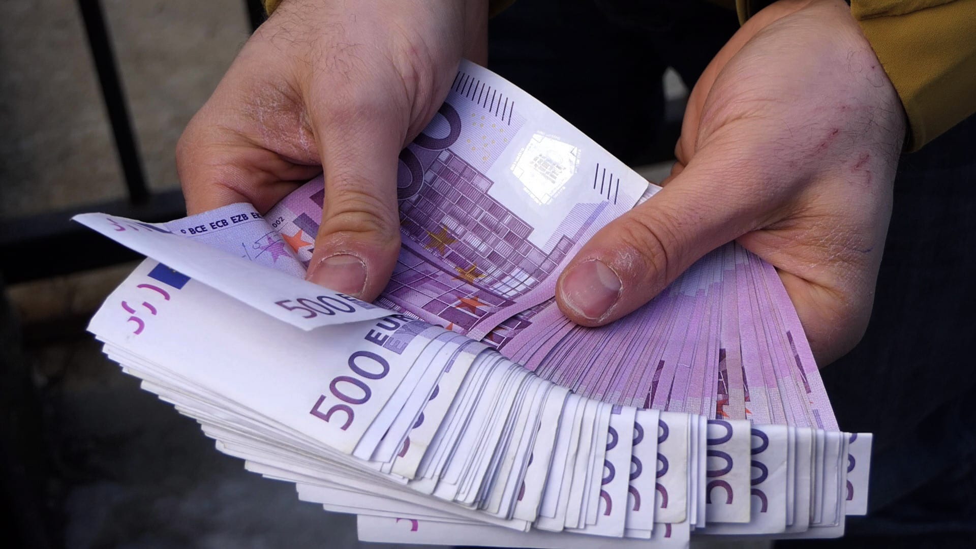 La croissance des dépôts des particuliers ralentit pour le 8e mois.