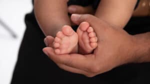 La GNR sauve un bébé de 19 jours après un appel à l'aide désespéré de la mère.