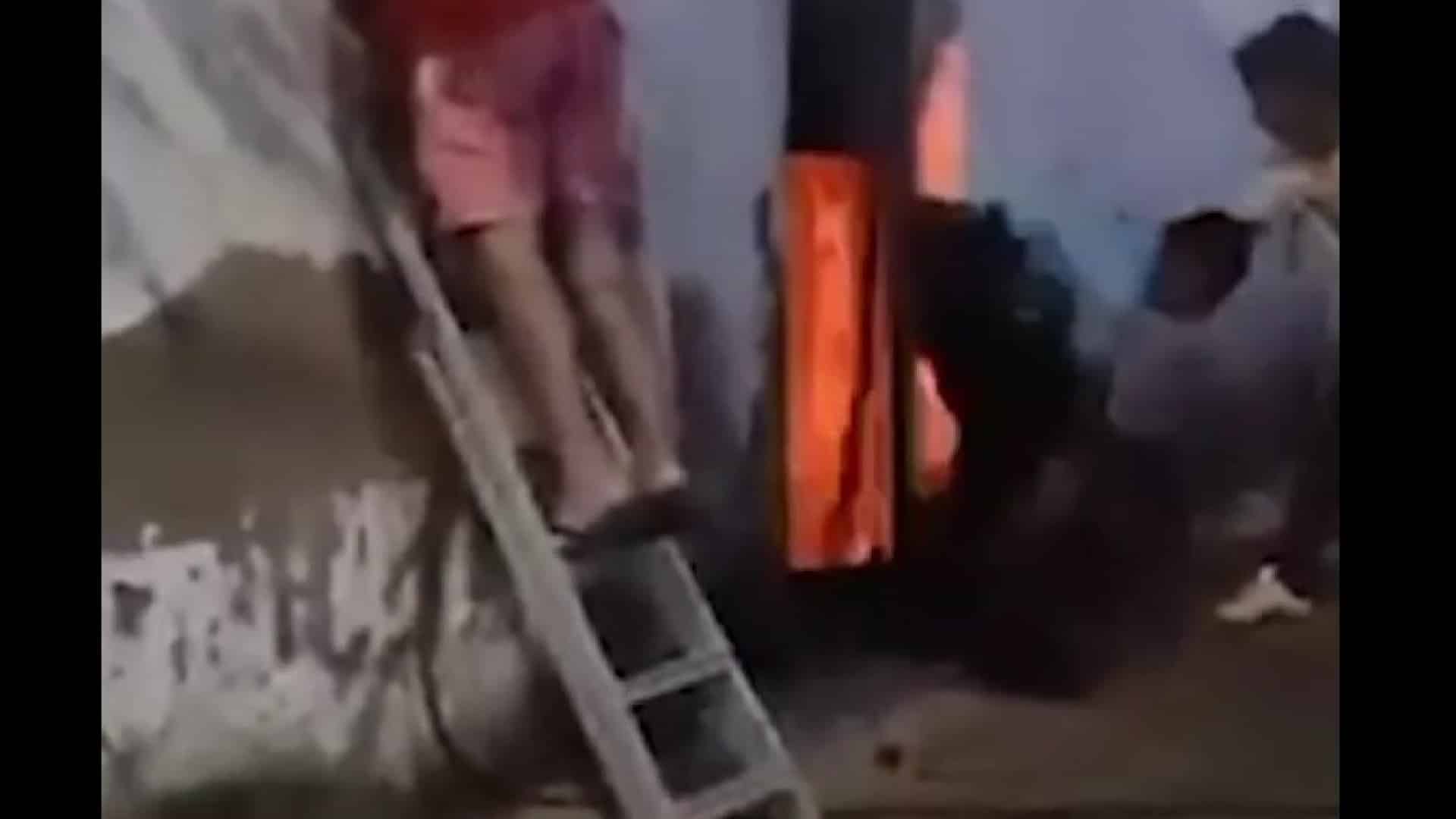 La GNR sauve un chien qui était enchaîné dans une maison en feu. Voici le moment.