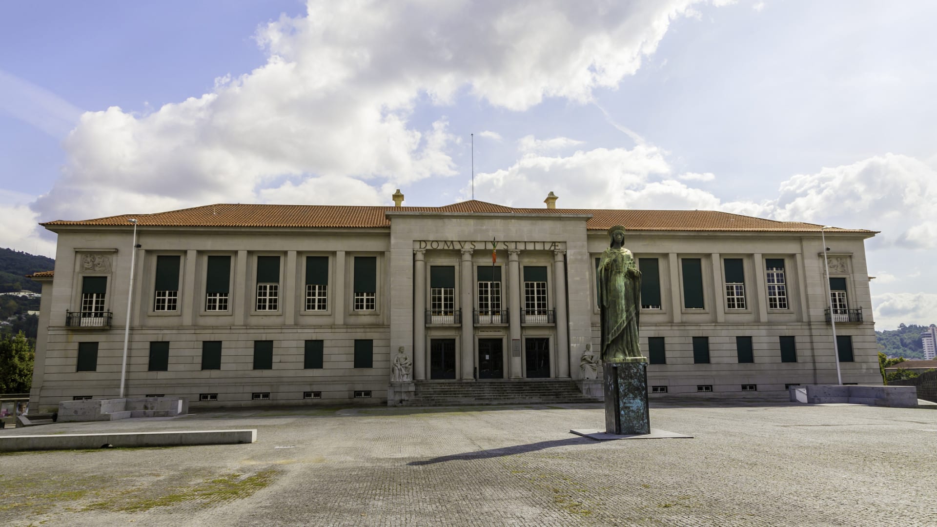 La grève du MP reporte l'arrêt d'un professeur accusé d'avoir abusé de 11 élèves.