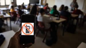 La majorité des professeurs contre les téléphones portables pendant la récréation jusqu'à la terminale.