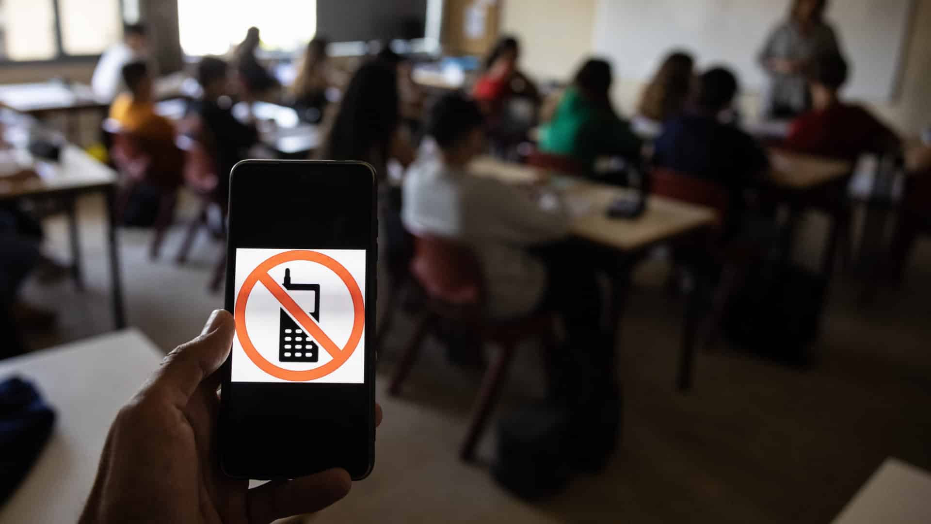 La majorité des professeurs contre les téléphones portables pendant la récréation jusqu'à la terminale.