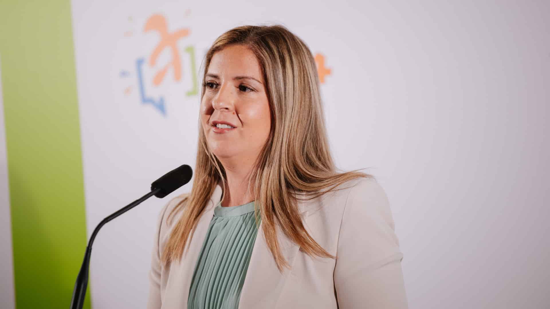 La ministre de la Culture déplore la mort de la "grande fadiste" Maria da Nazaré.