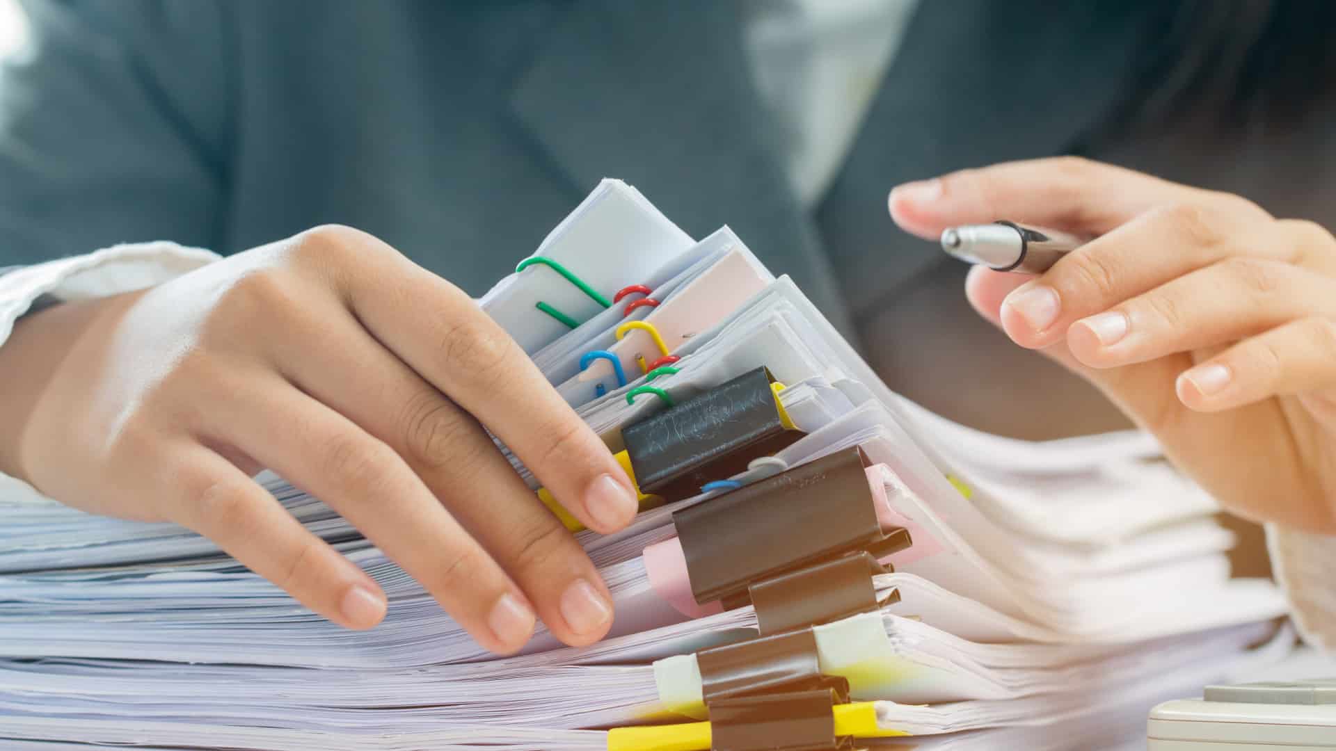 "La police des petites lettres" des affiches des banques doit avoir au moins 40 points.