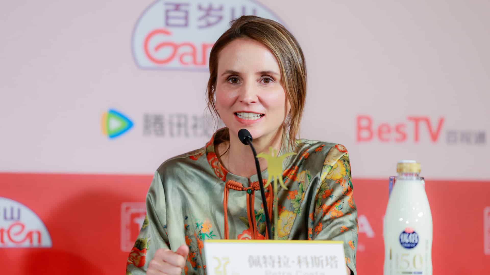 La réalisatrice brésilienne Petra Costa appelle à la défense de la démocratie.