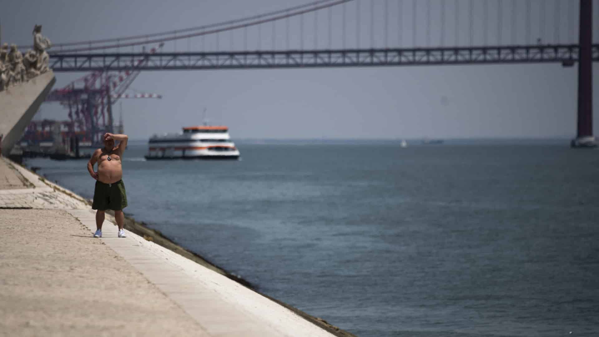 La température baisse, mais peu. Avertissements de temps chaud et de risque d'incendie.