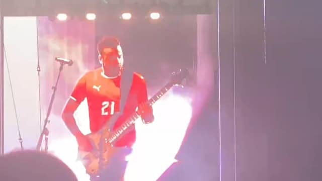 Le batteur joue au Alive avec un maillot de Cristiano Ronaldo... au Sporting.