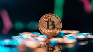 Le Bitcoin atteint un nouveau record historique de plus de 112 000 dollars.