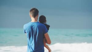 Le congé parental peut atteindre six mois avec partage entre les parents.
