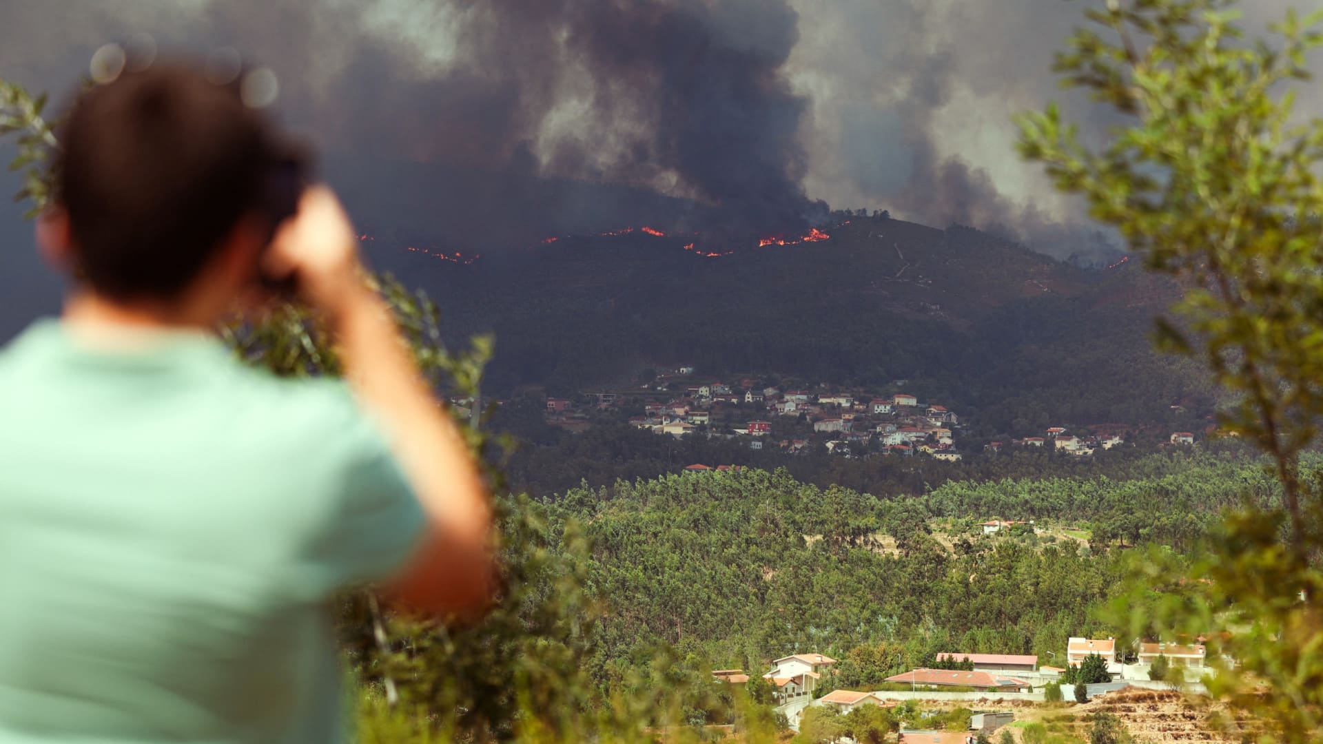 Le feu qui a avancé de Penafiel vers Gondomar a atteint un camion de pompiers.