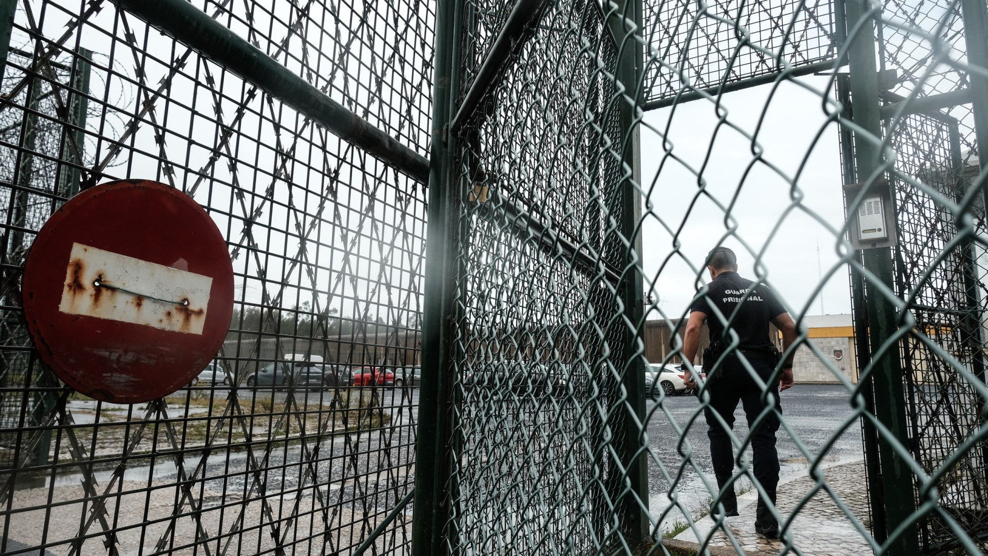 Le gouvernement admet anticiper l'âge d'entrée dans la garde pénitentiaire.