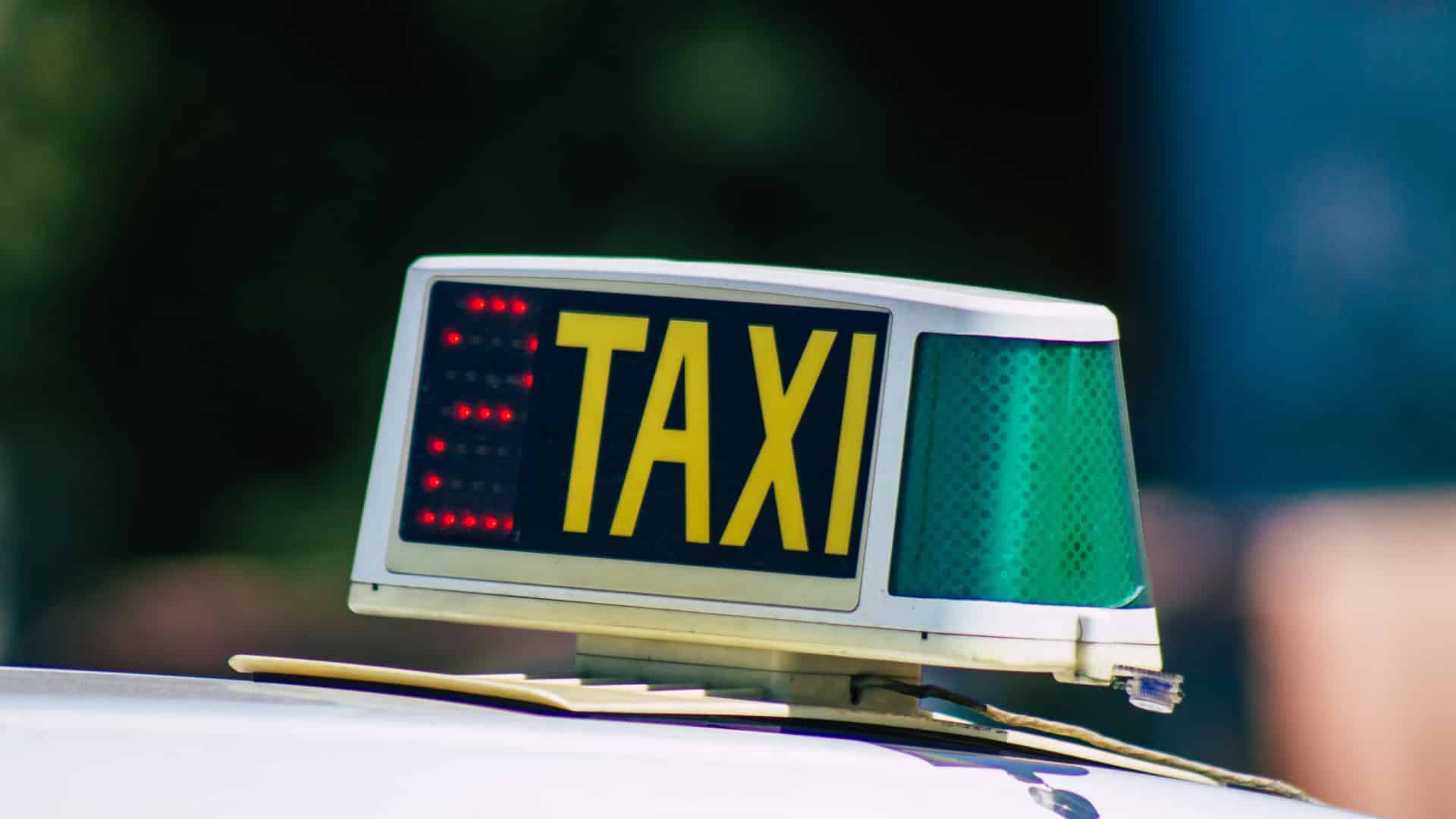Le gouvernement prolonge le délai pour que le secteur des taxis respecte la limite d'âge des véhicules.