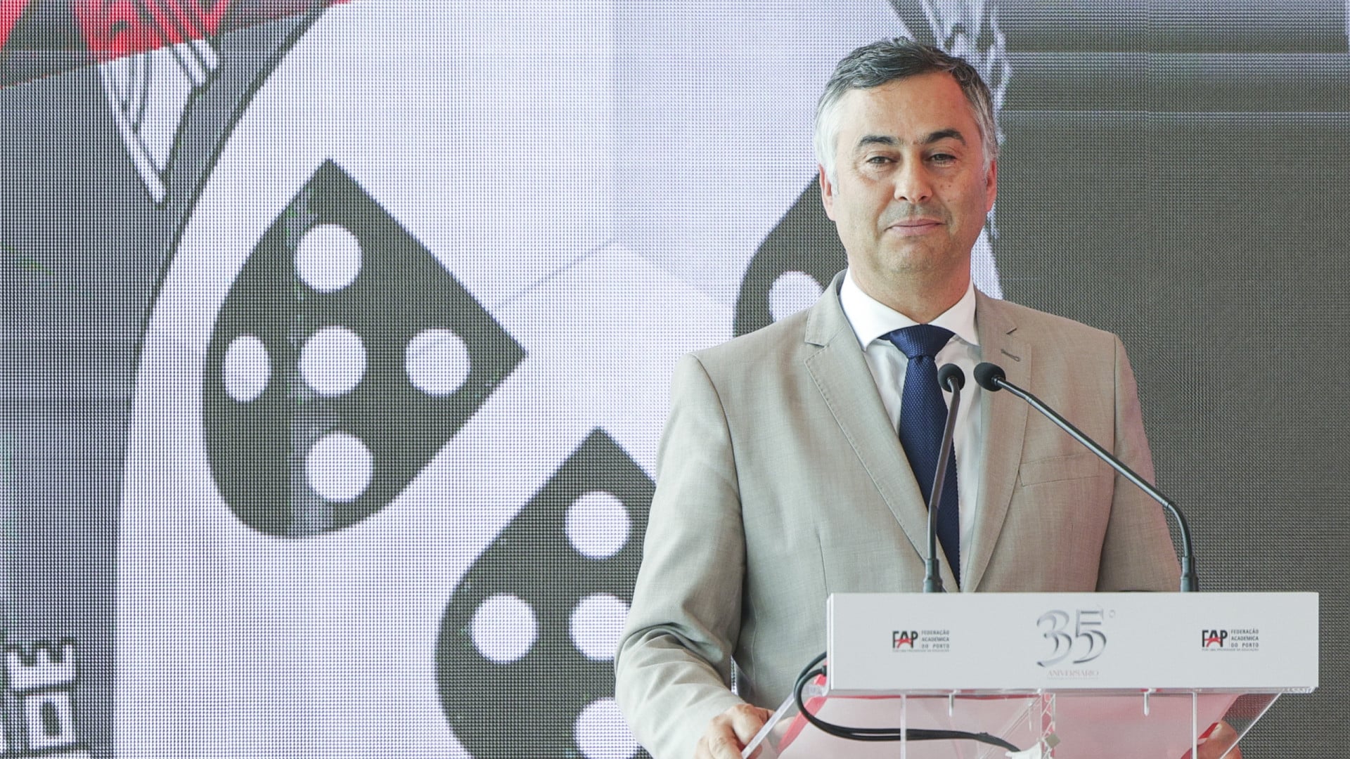 Le gouvernement veut moins de bureaucratie dans les écoles et lance un défi aux enseignants.