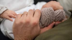Le gouvernement veut que les parents bénéficient de 14 jours de congé consécutifs après la naissance.