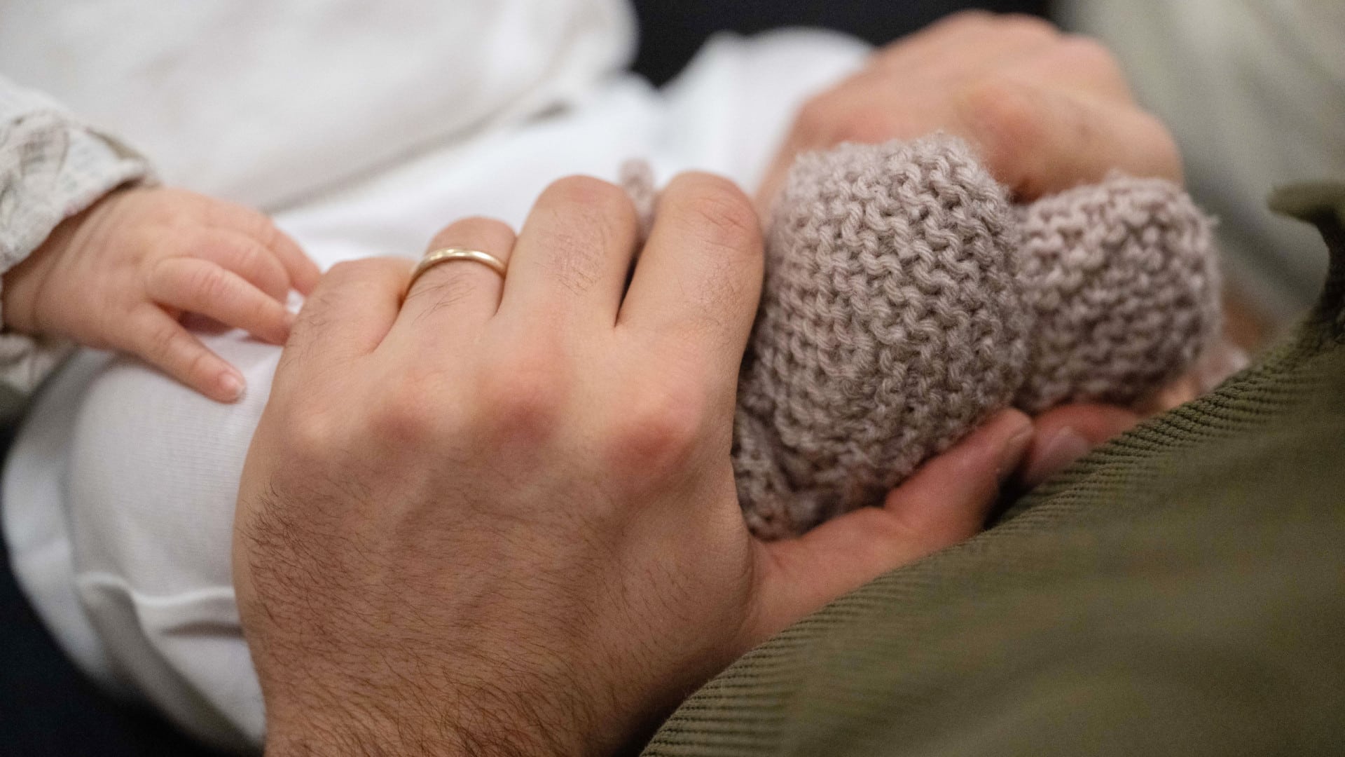 Le gouvernement veut que les parents bénéficient de 14 jours de congé consécutifs après la naissance.