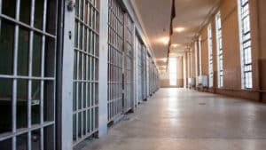 Le médiateur affirme que le calcul de la capacité des prisons ne respecte pas les normes.