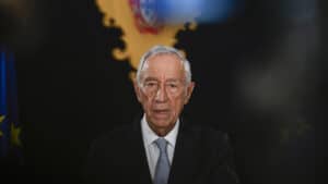 Le Président de la République décore l'UCCLA avec l'Ordre de Camões.
