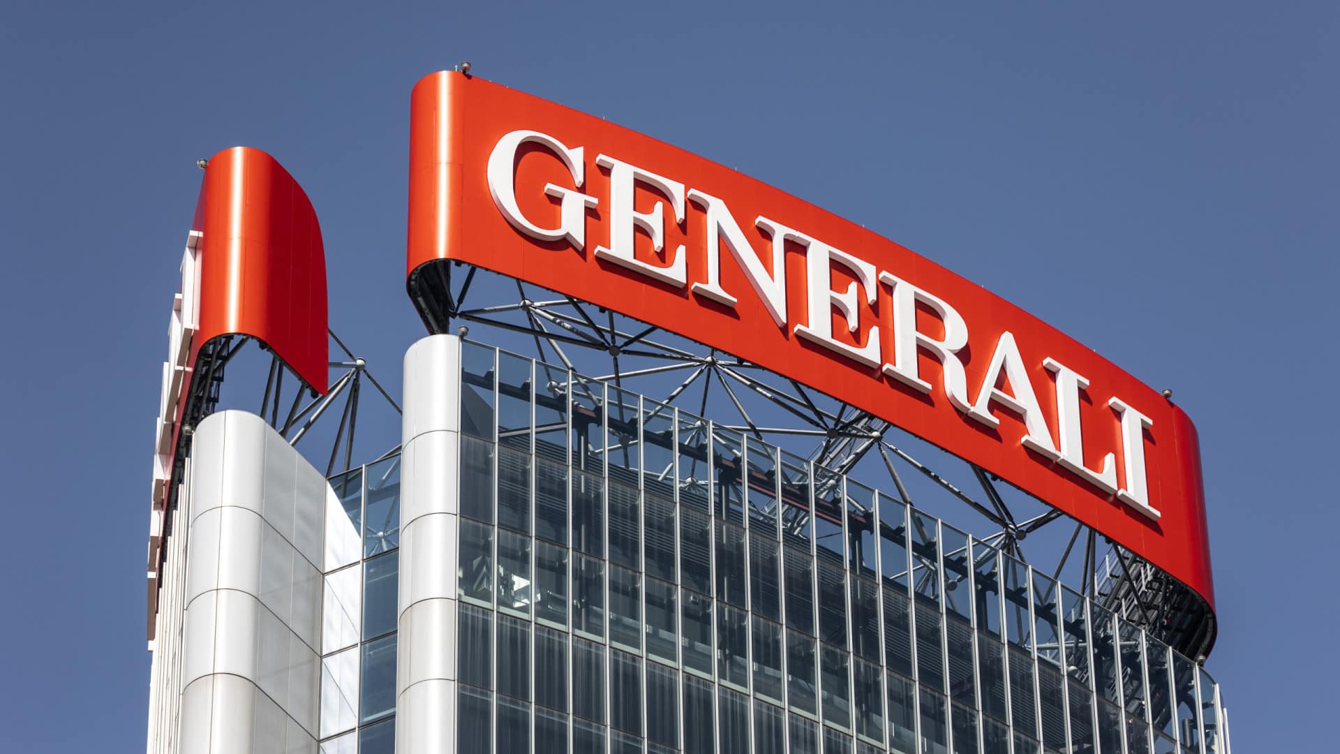 Le syndicat accuse Generali de "licenciement collectif déguisé" en transférant du travail.