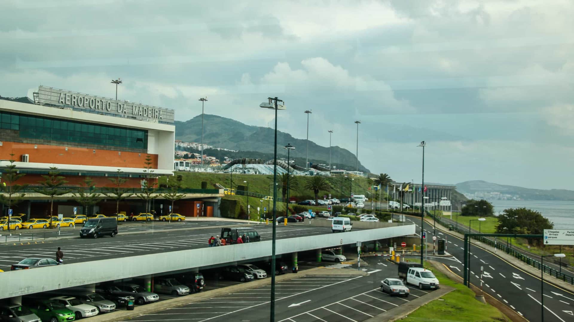 Le vent fort a déjà affecté plus de 14 vols à l'aéroport de Madère.