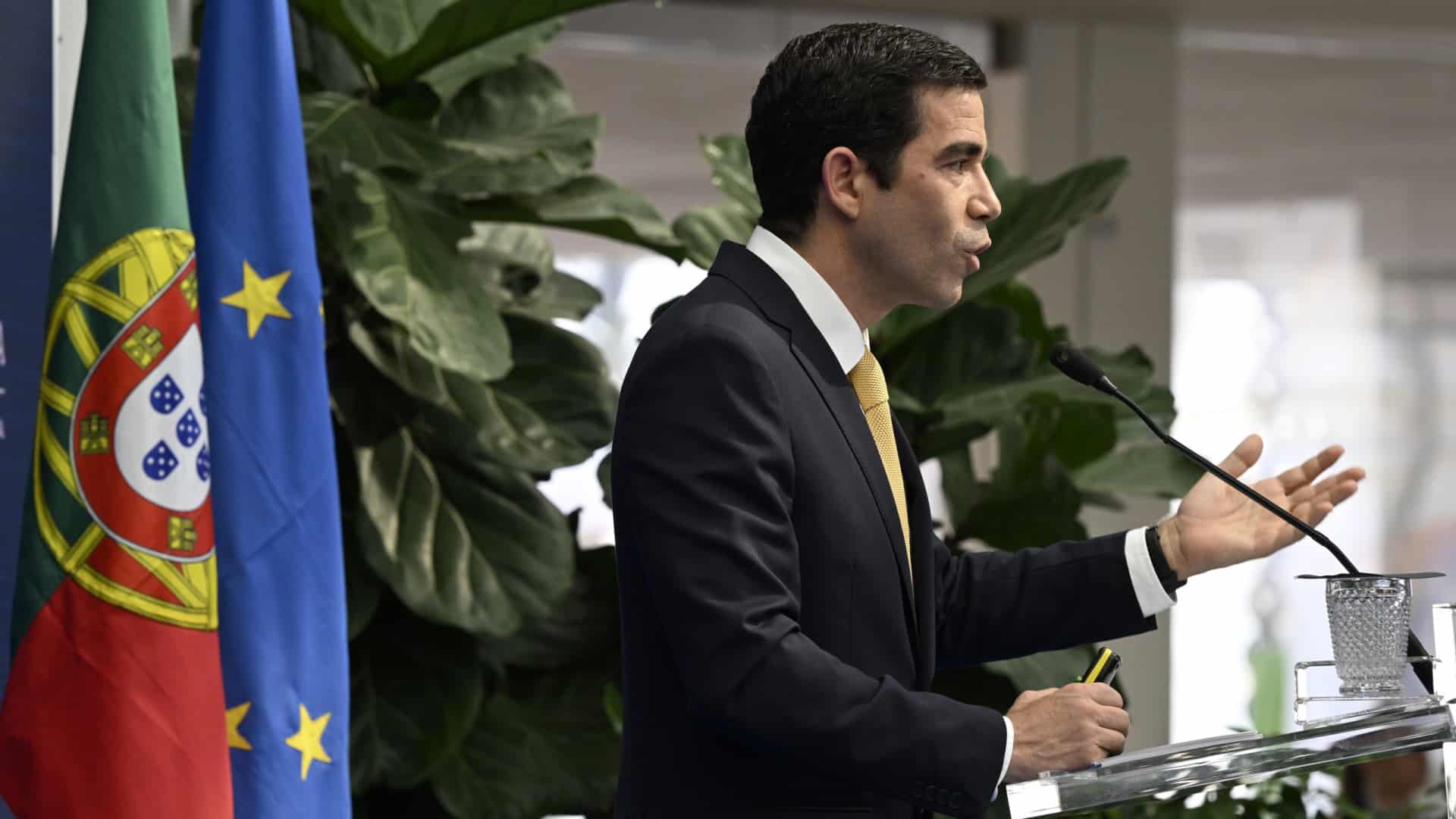 Les associations accusent le gouvernement d'avoir des "critères racistes et xénophobes"